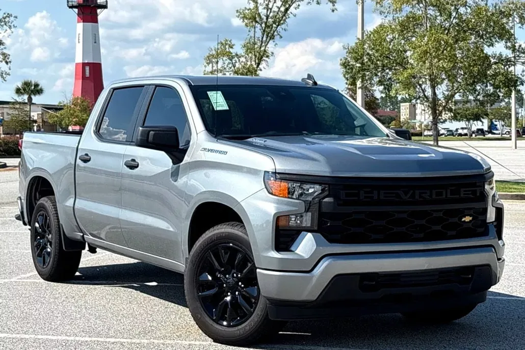 2025 Chevrolet Silverado 1500 Custom photo 1