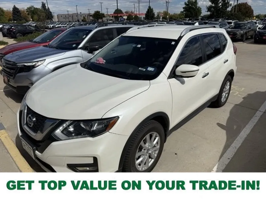 2017 Nissan Rogue SV photo 1