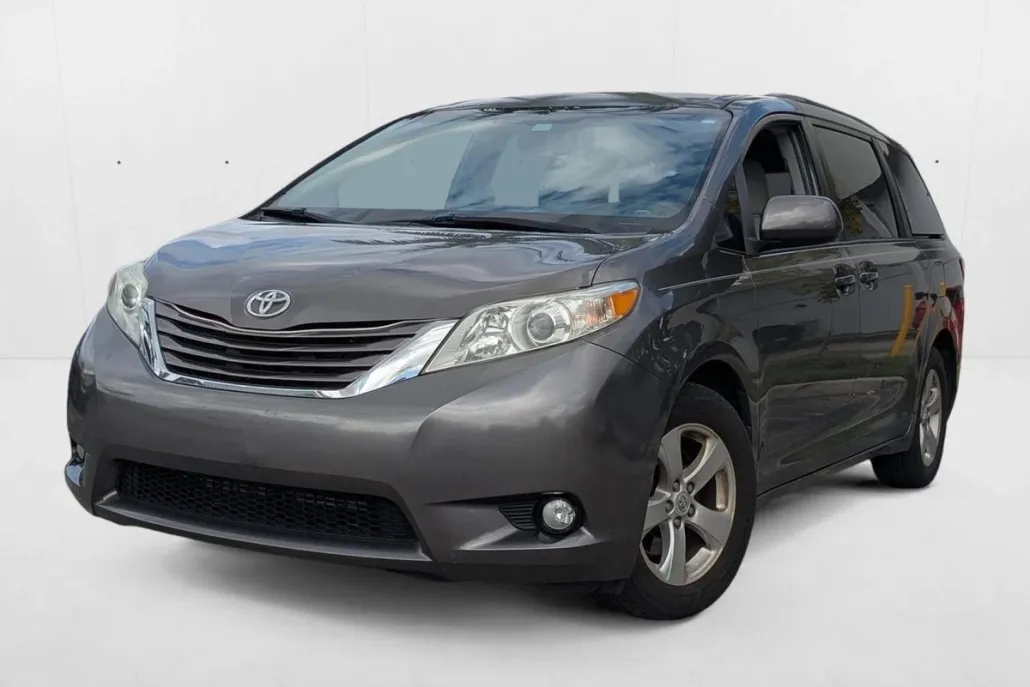 2017 Toyota Sienna LE photo 1