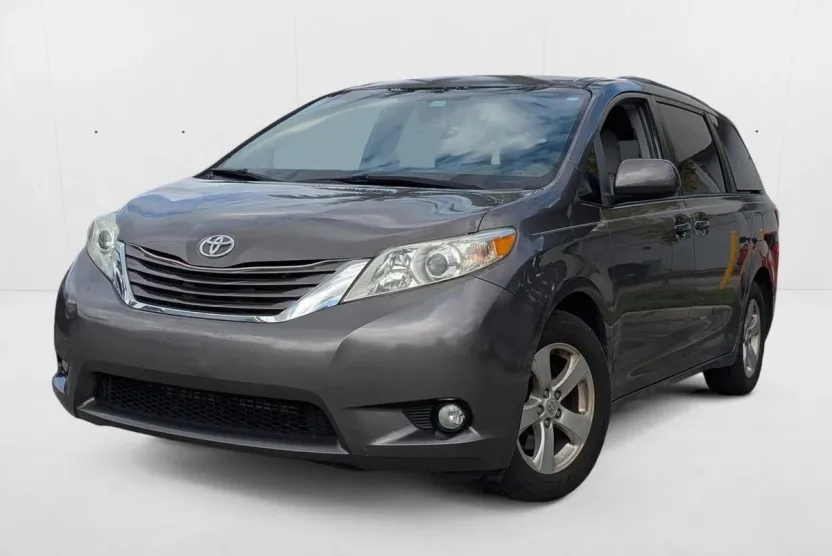 2017 Toyota Sienna LE photo 1