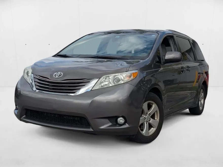 2017 Toyota Sienna LE photo 1