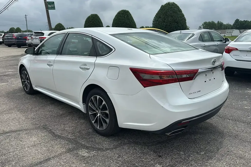 2016 Toyota Avalon XLE photo 1