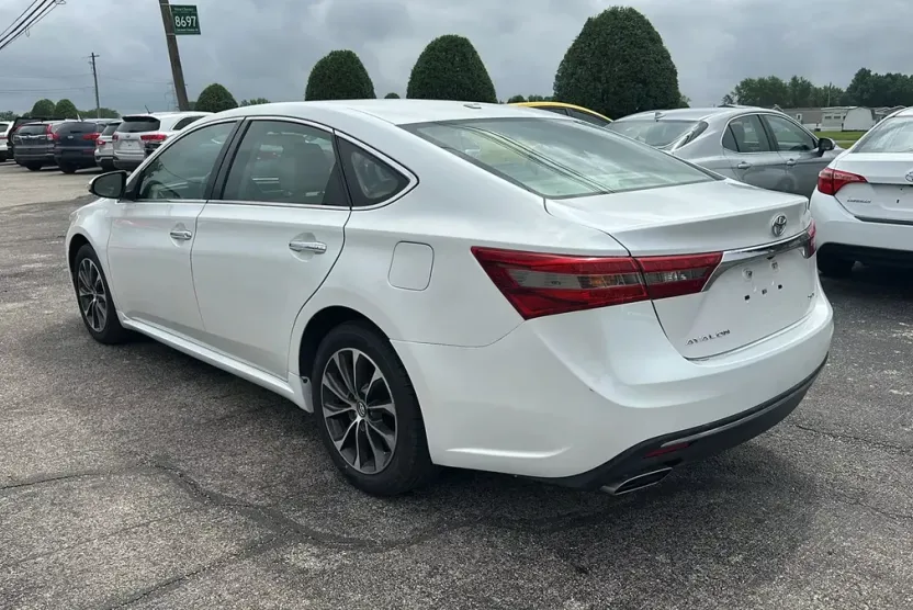 2016 Toyota Avalon XLE photo 1