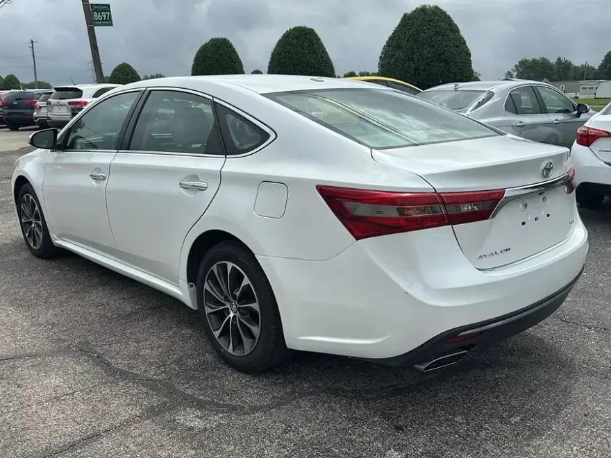2016 Toyota Avalon XLE photo 1