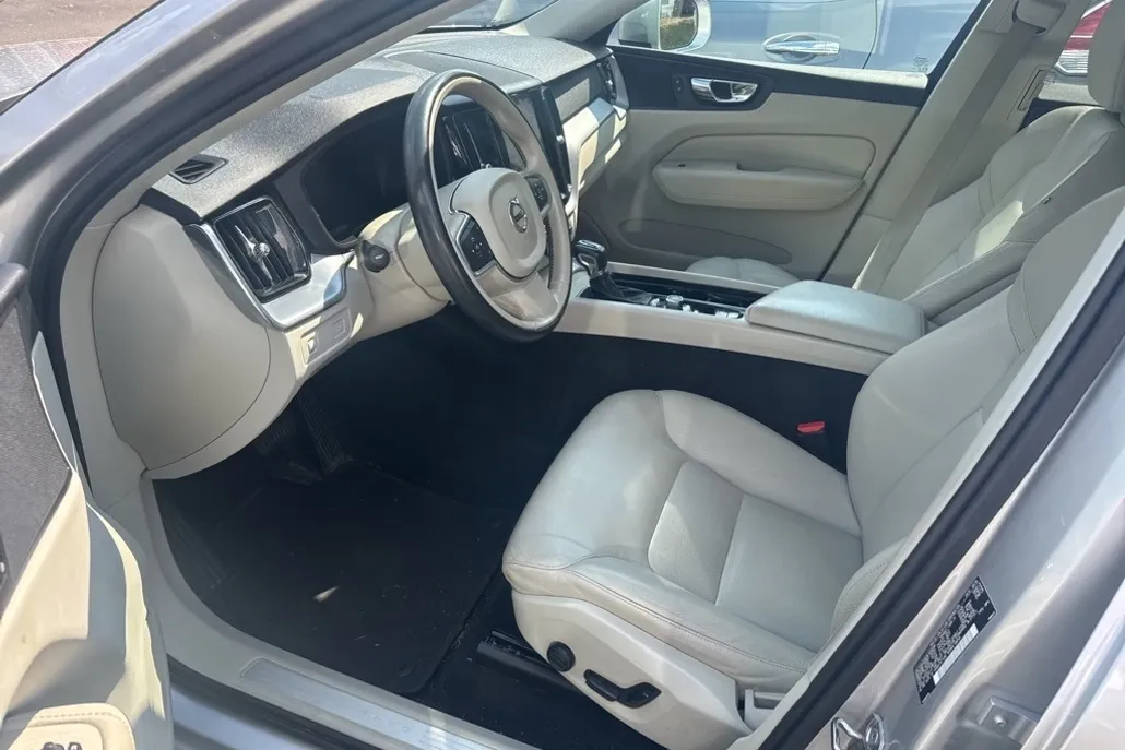 2020 Volvo XC60 T6 Momentum photo 1