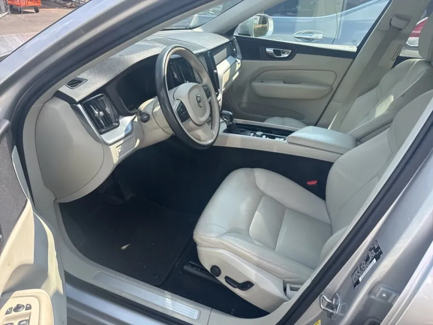 2020 Volvo XC60 T6 Momentum photo 1