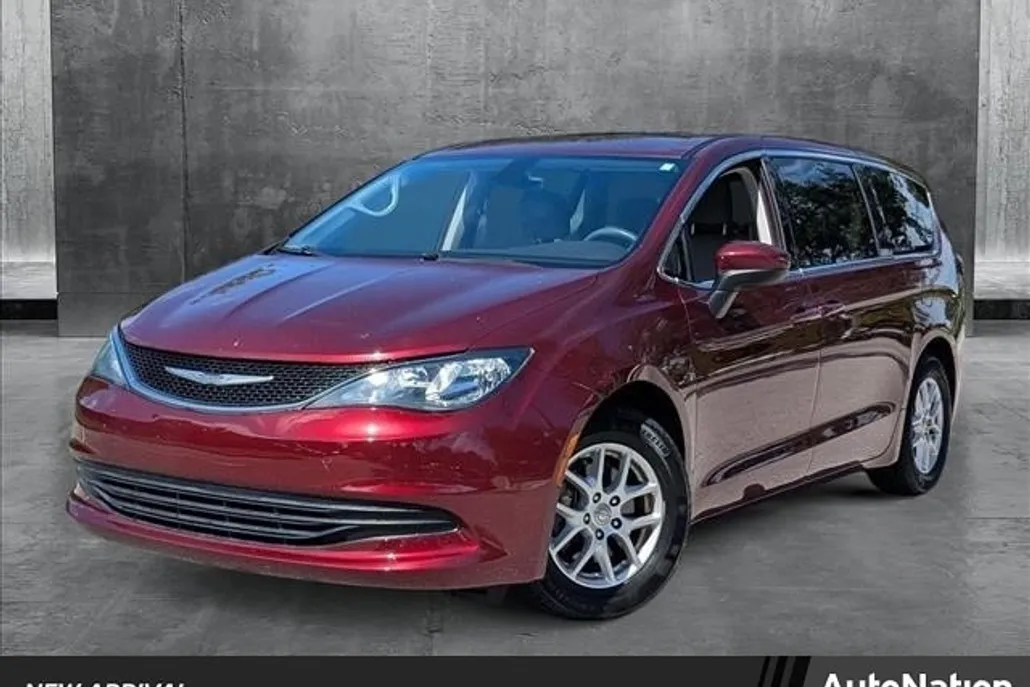 2017 Chrysler Pacifica Touring photo 1