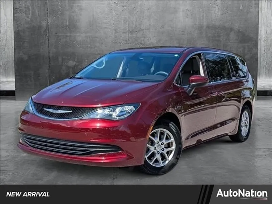 2017 Chrysler Pacifica Touring photo 1