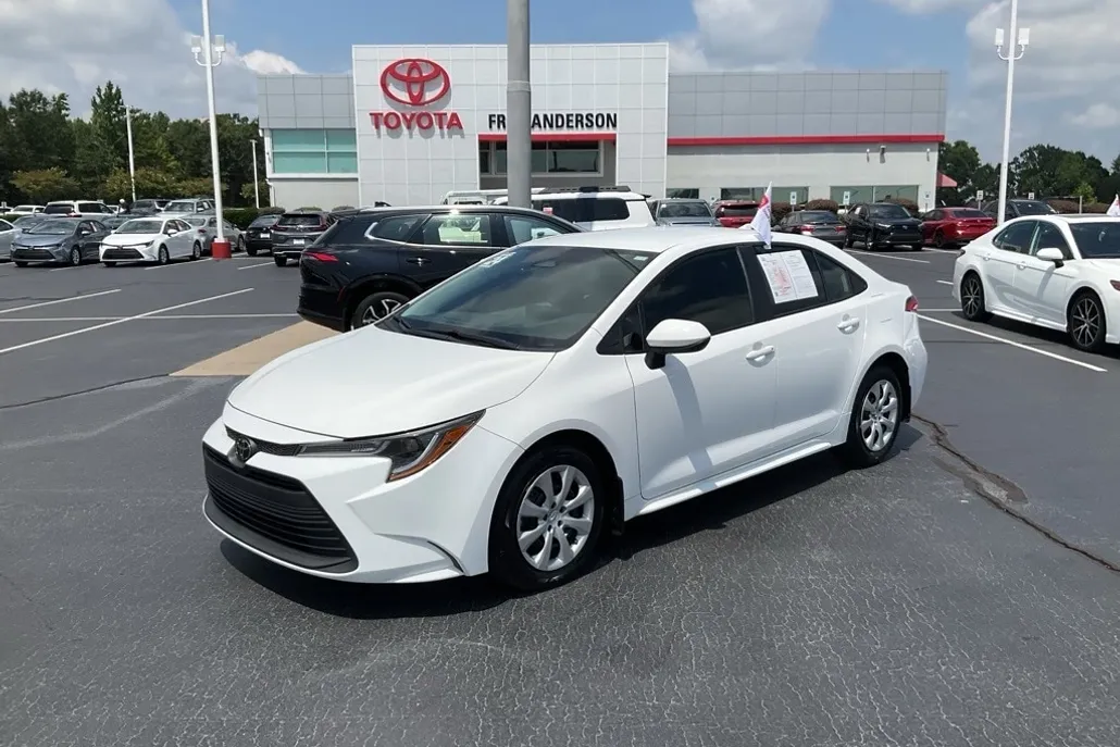 2024 Toyota Corolla LE photo 1