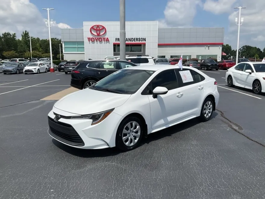 2024 Toyota Corolla LE photo 1