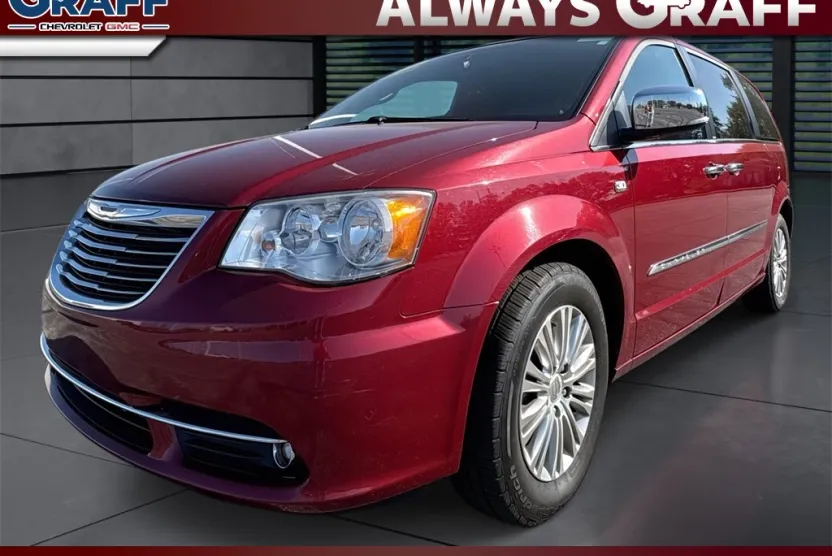 2014 Chrysler Town & Country photo 1