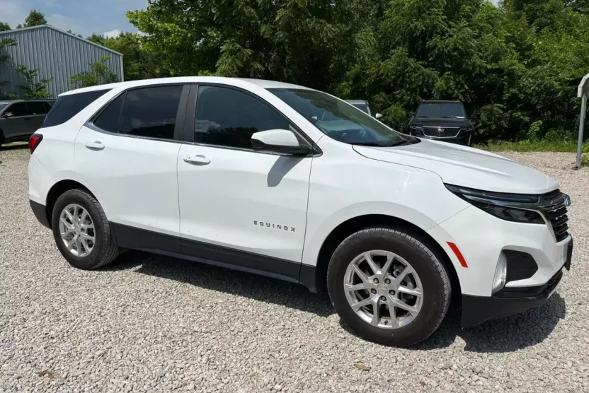 2022 Chevrolet Equinox LT photo 1