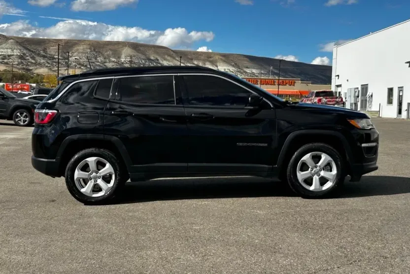 2017 Jeep Compass Latitude photo 1