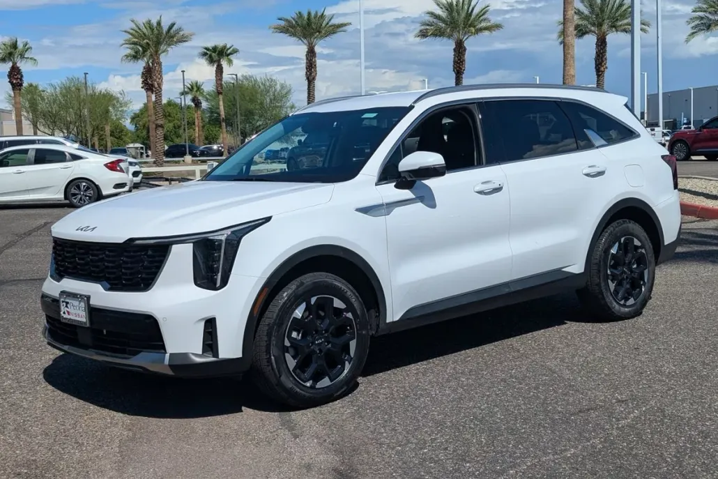 2024 Kia Sorento S photo 1