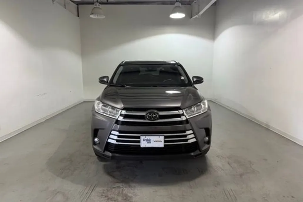 2019 Toyota Highlander SE photo 1