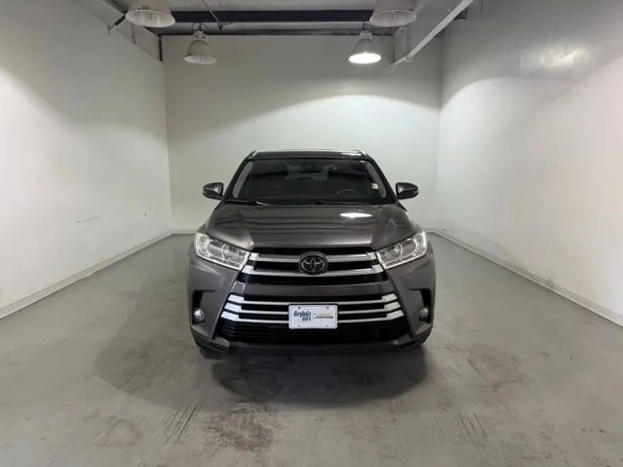 2019 Toyota Highlander SE photo 1