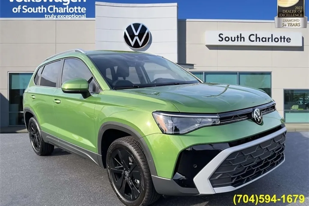 2025 Volkswagen Taos SE photo 1