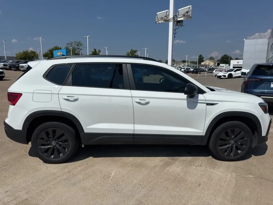 2022 Volkswagen Taos S photo 1