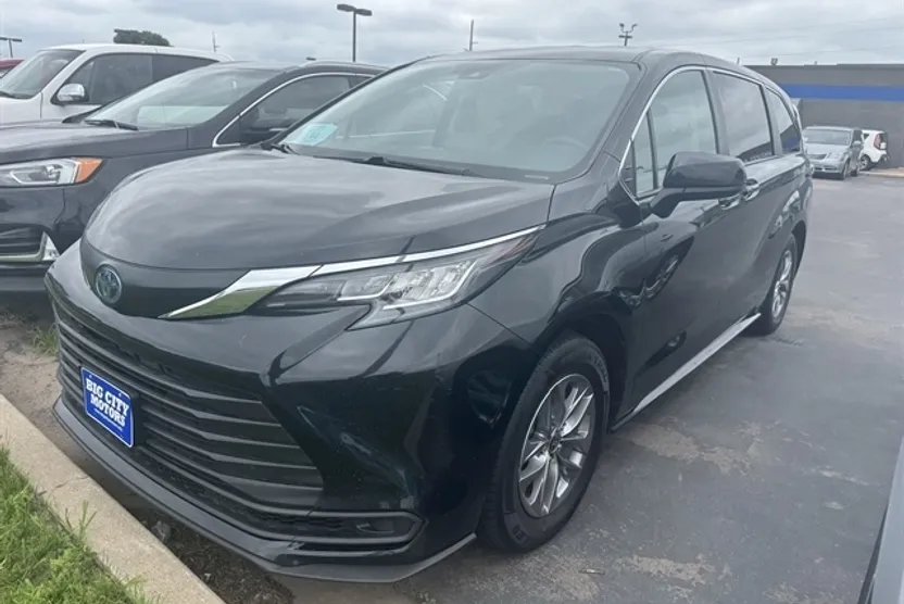 2022 Toyota Sienna LE photo 1