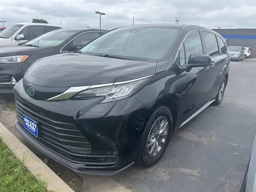 2022 Toyota Sienna LE photo 1