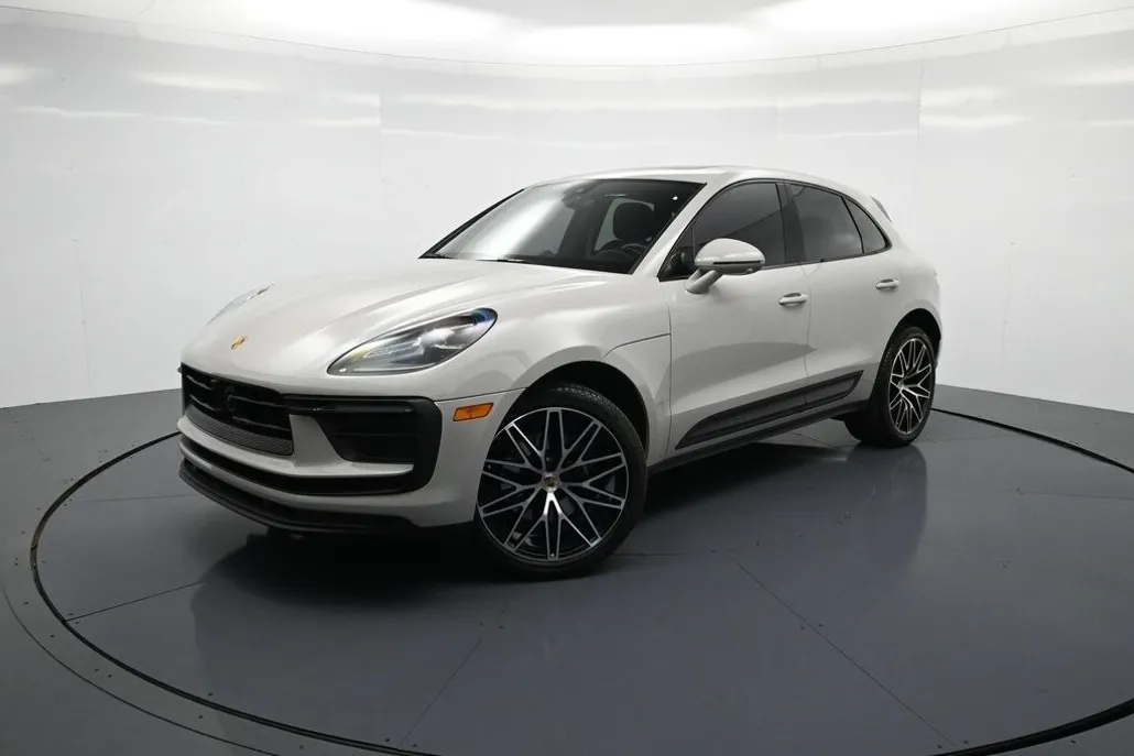2023 Porsche Macan T photo 1