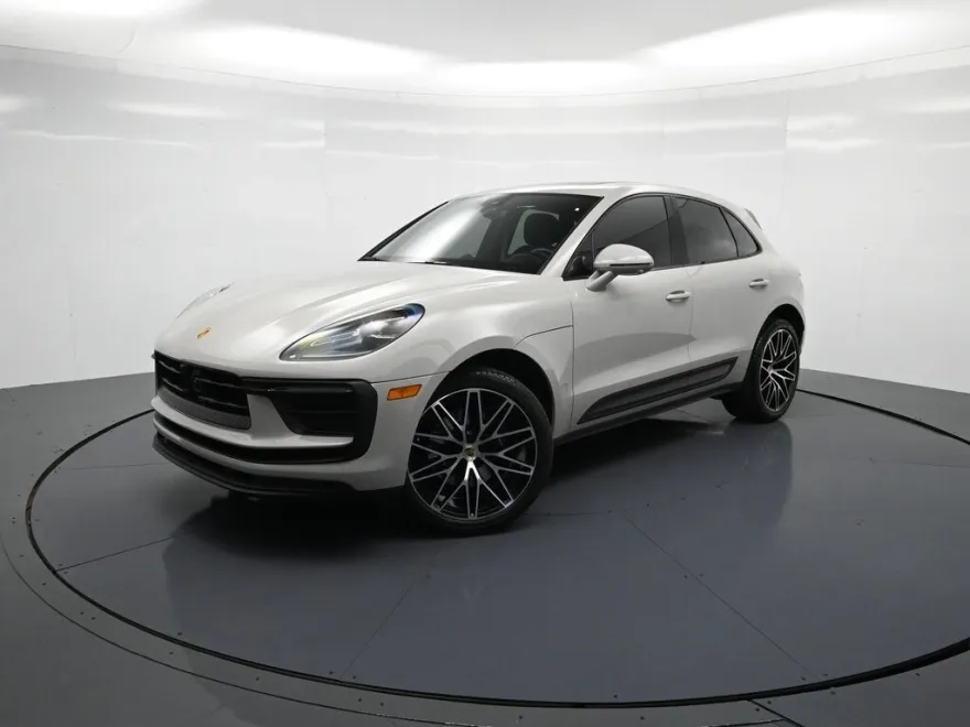 2023 Porsche Macan T photo 1