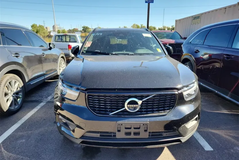 2019 Volvo XC40 R-Design photo 1