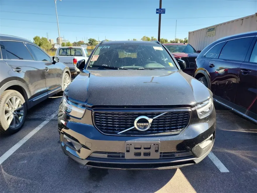2019 Volvo XC40 R-Design photo 1