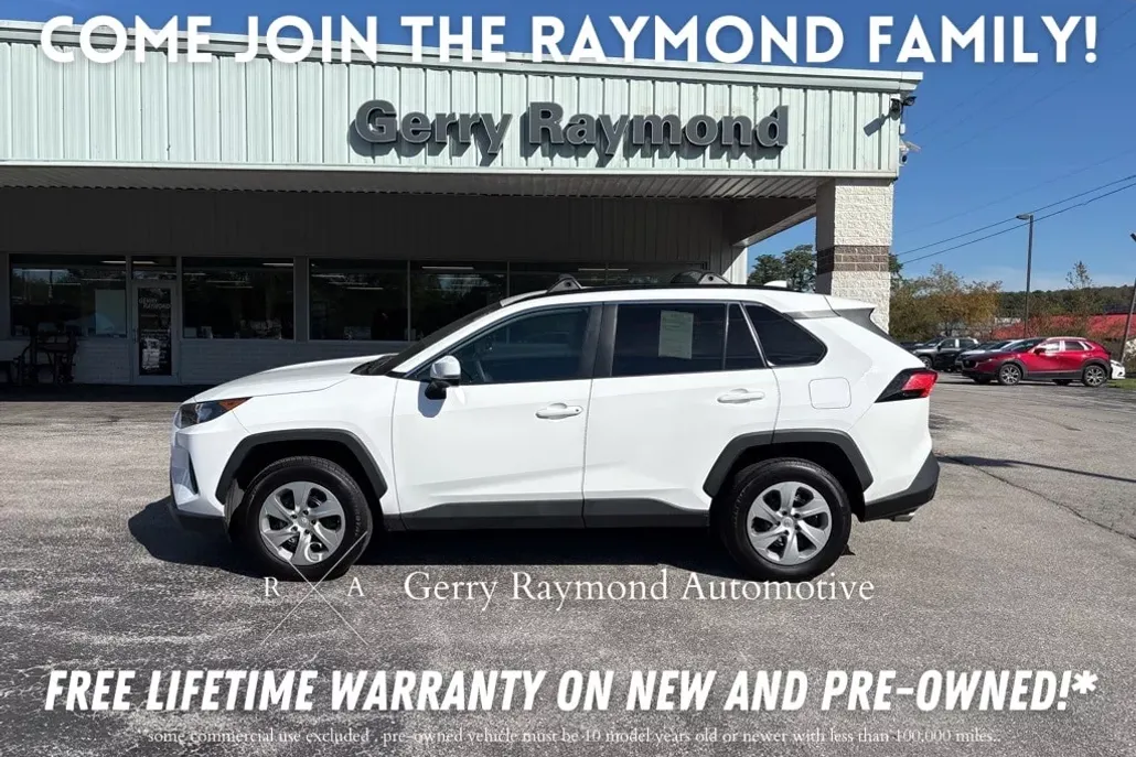 2020 Toyota RAV4 LE photo 1