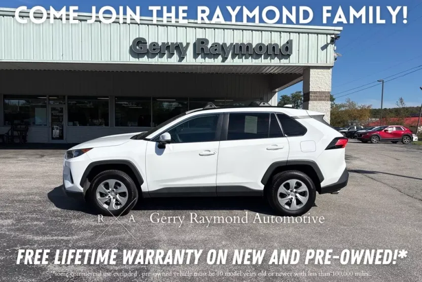 2020 Toyota RAV4 LE photo 1