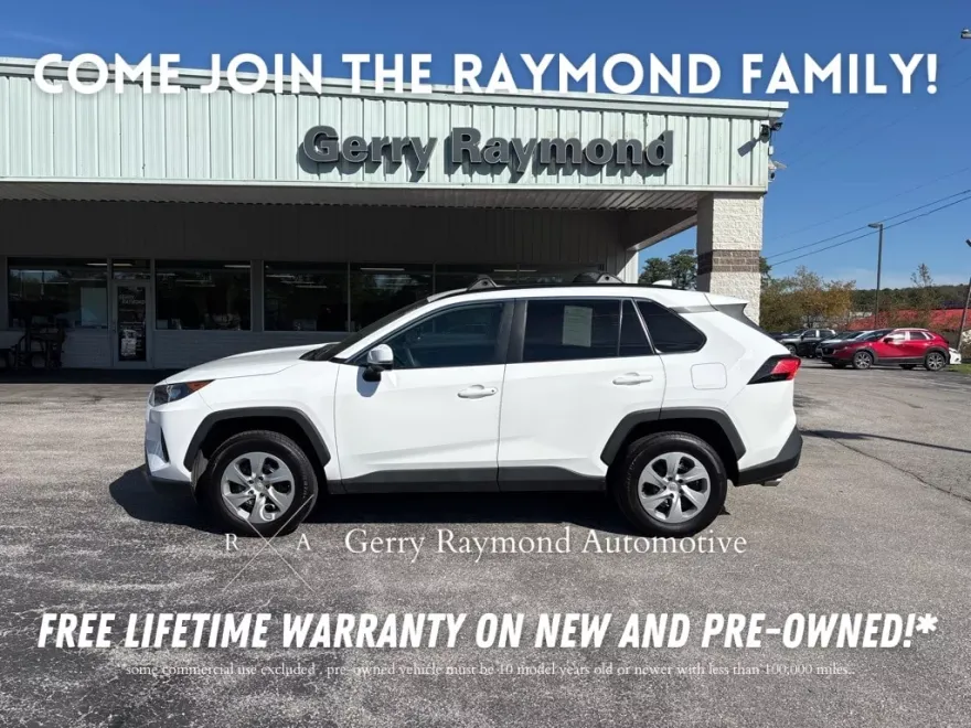 2020 Toyota RAV4 LE photo 1