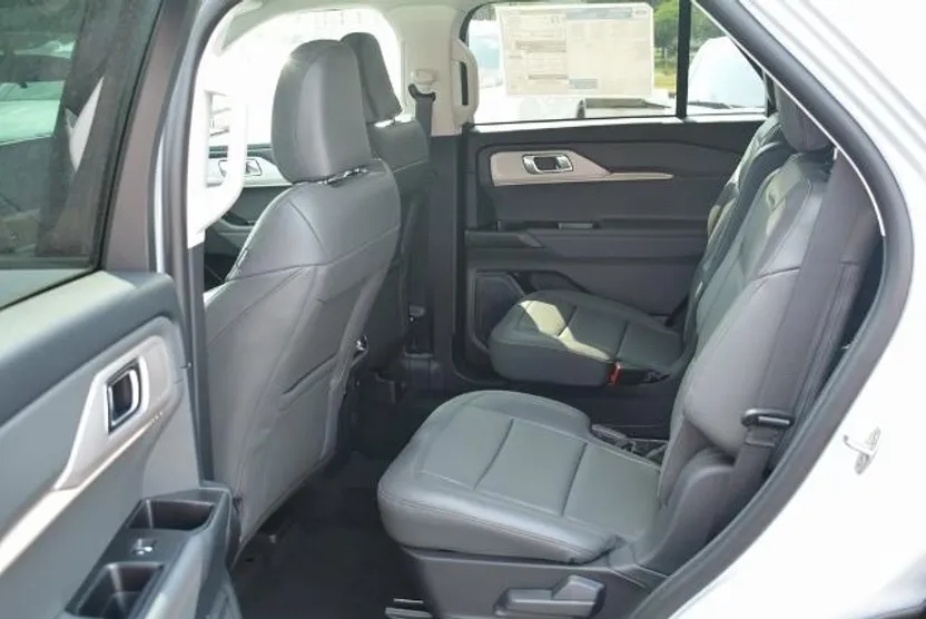 2025 Ford Explorer photo 1