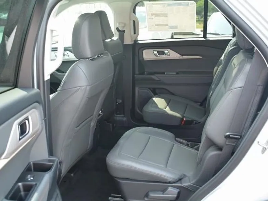 2025 Ford Explorer photo 1