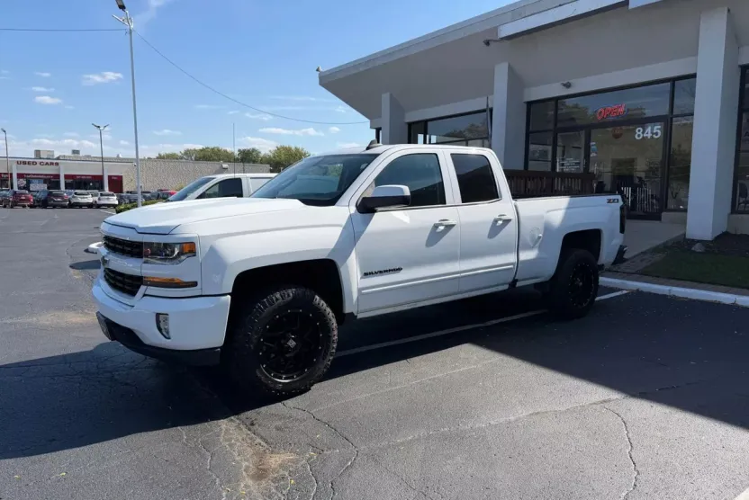 2017 Chevrolet Silverado 1500 Z71 LT photo 1