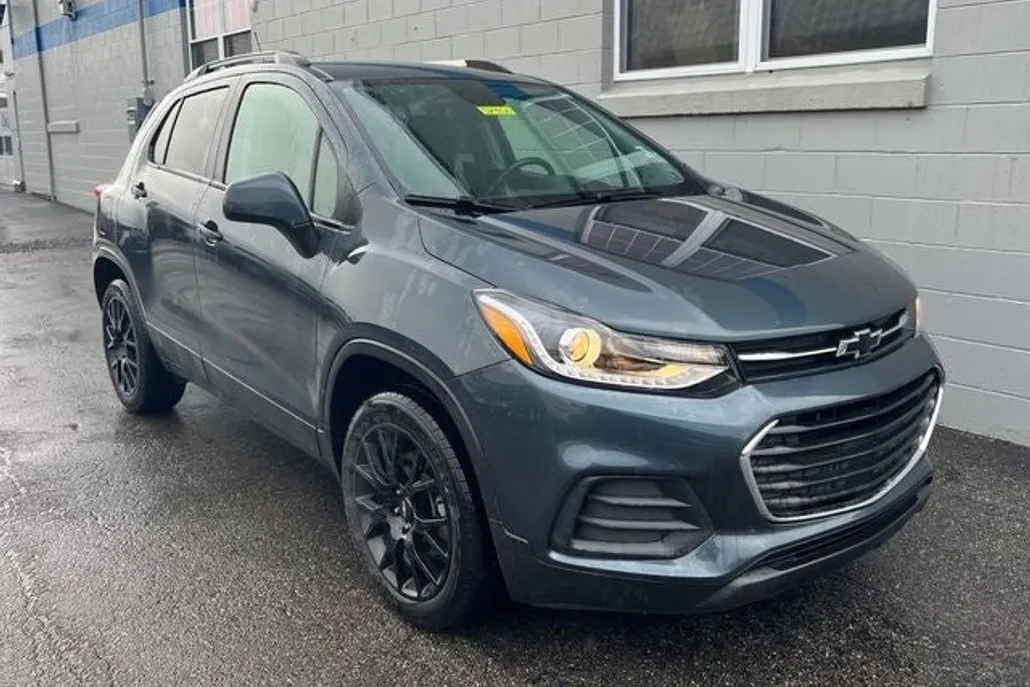 2022 Chevrolet Trax LT photo 1
