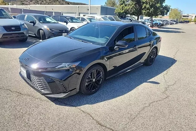 2025 Toyota Camry SE photo 1