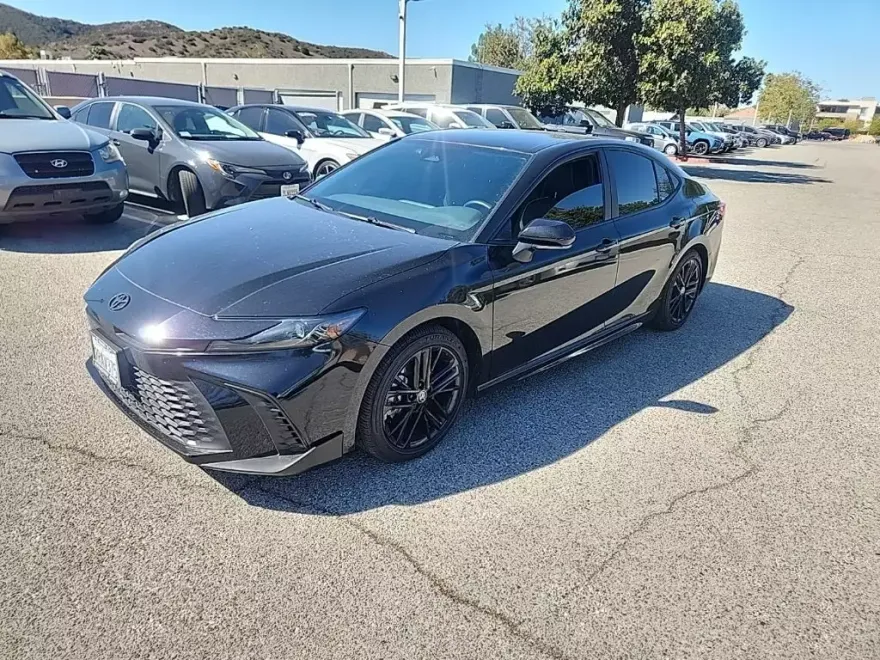 2025 Toyota Camry SE photo 1