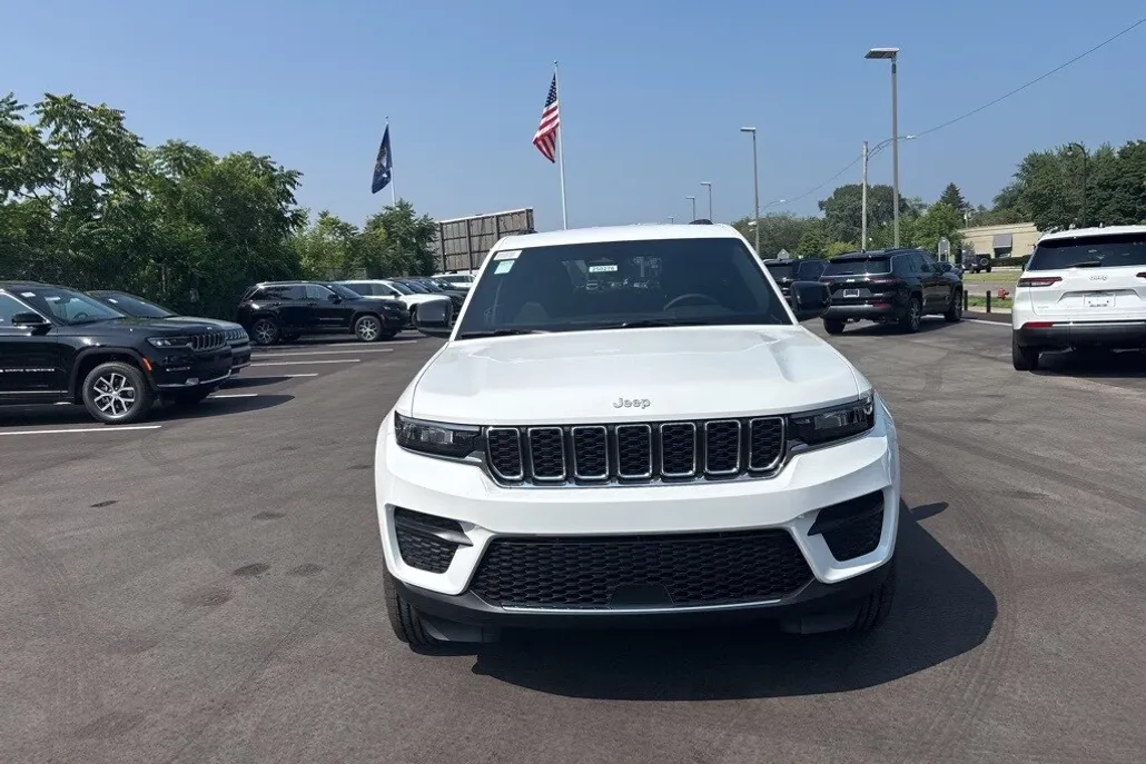 2025 Jeep Grand Cherokee Laredo photo 1