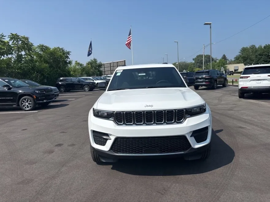 2025 Jeep Grand Cherokee Laredo photo 1