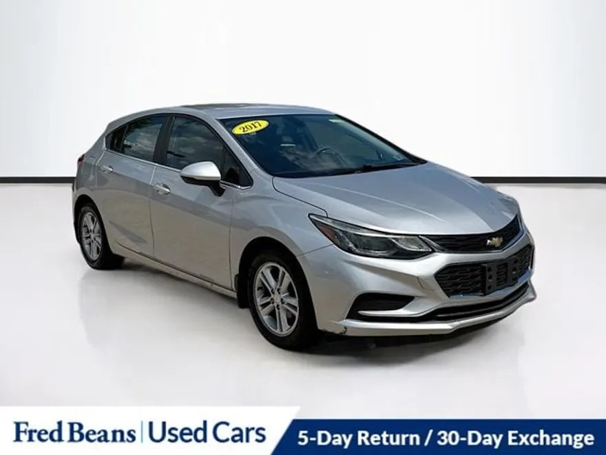 2017 Chevrolet Cruze LT photo 1