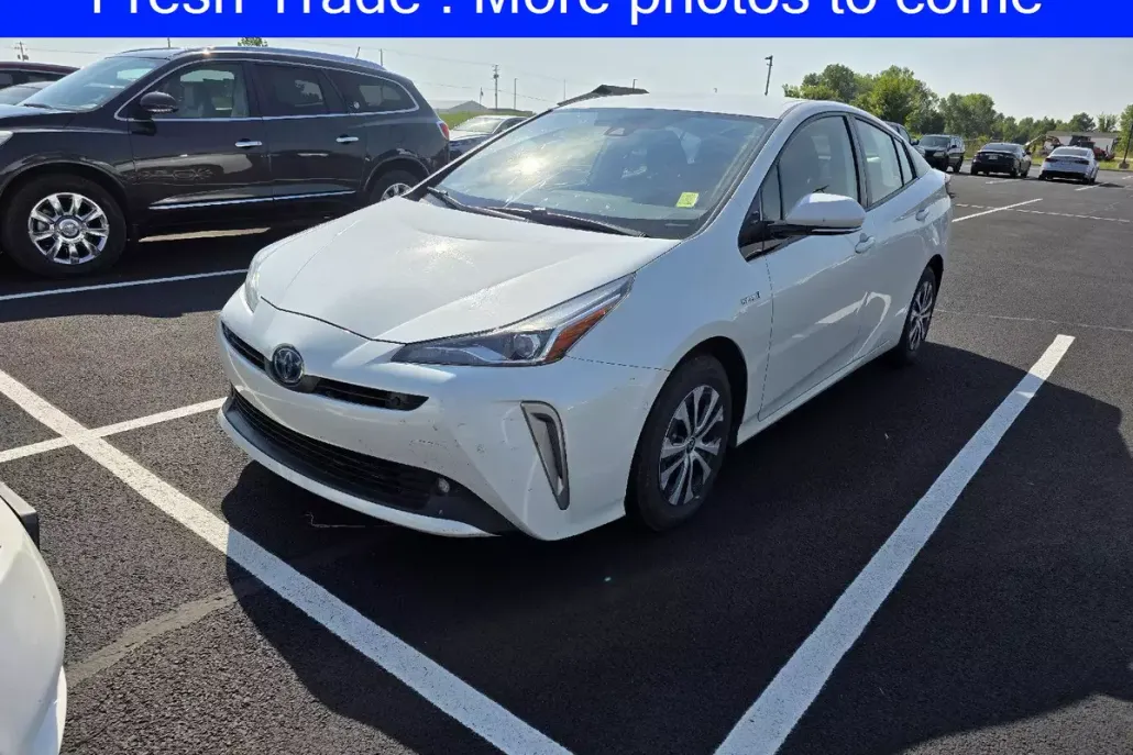 2019 Toyota Prius LE photo 1