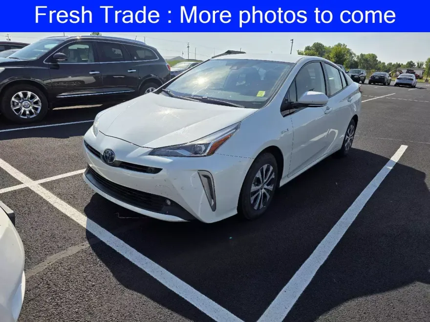 2019 Toyota Prius LE photo 1