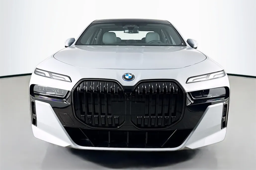 2026 Bmw 750e photo 1