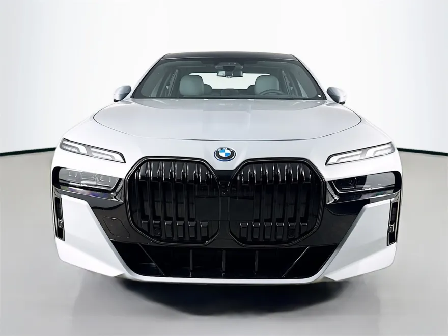 2026 Bmw 750e photo 1