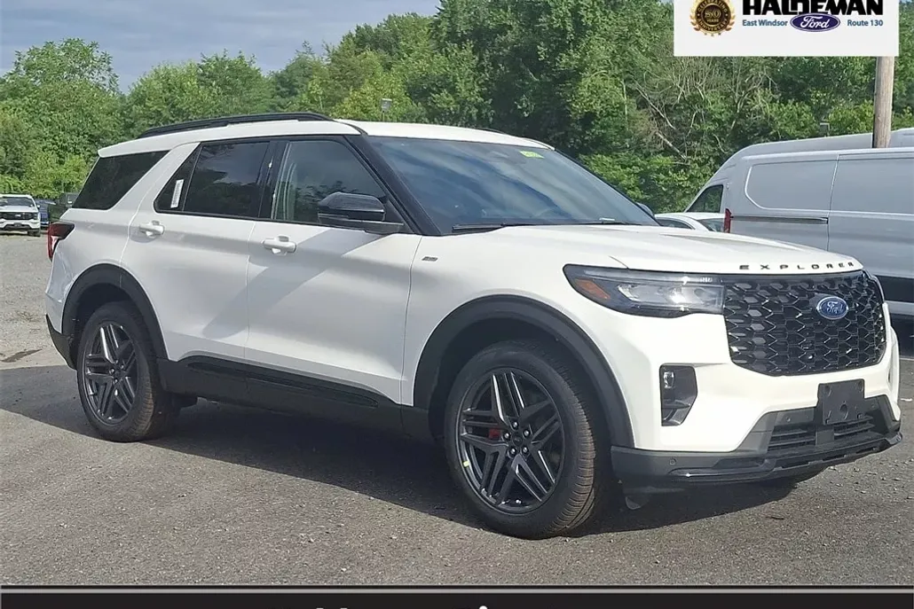 2025 Ford Explorer ST-Line photo 1