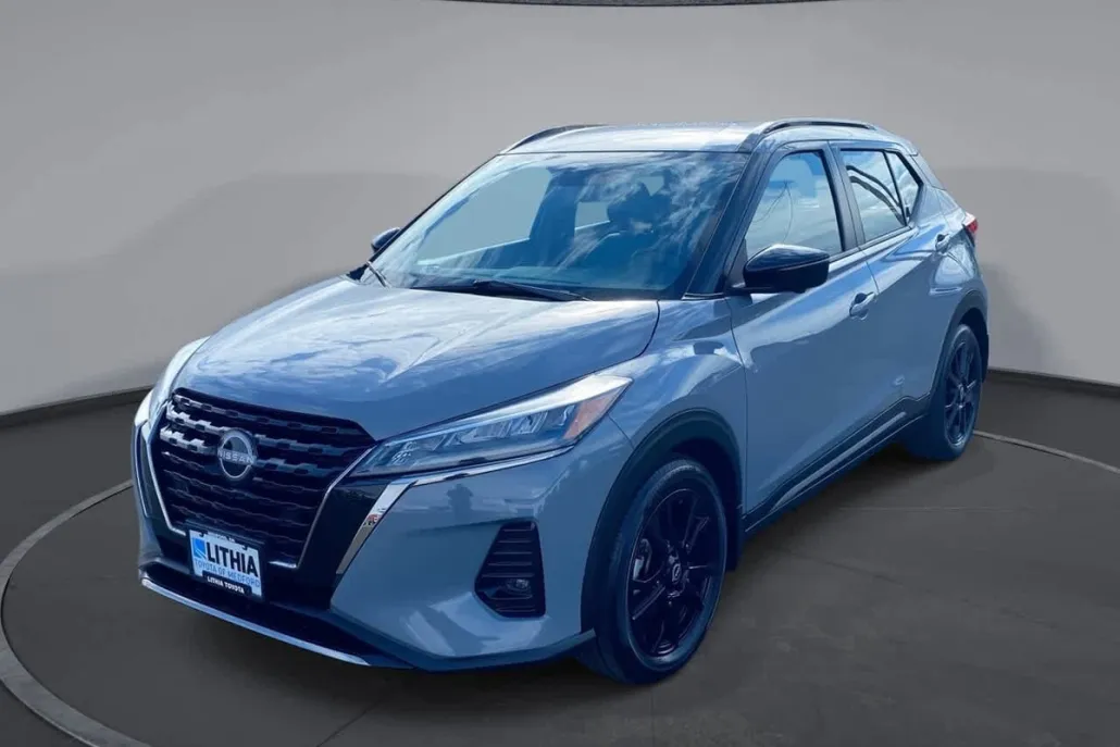 2023 Nissan Kicks SR photo 1