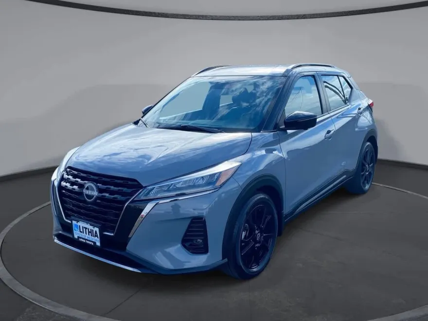 2023 Nissan Kicks SR photo 1