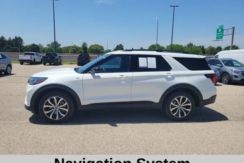 2025 Ford Explorer ST-Line photo 1