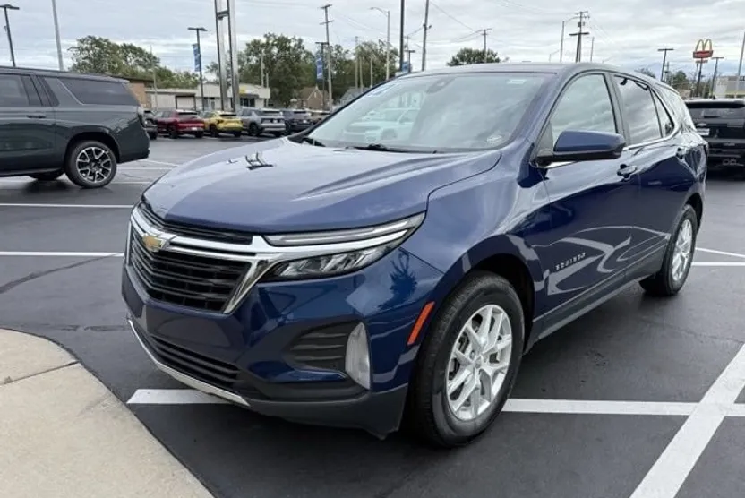 2022 Chevrolet Equinox LT photo 1