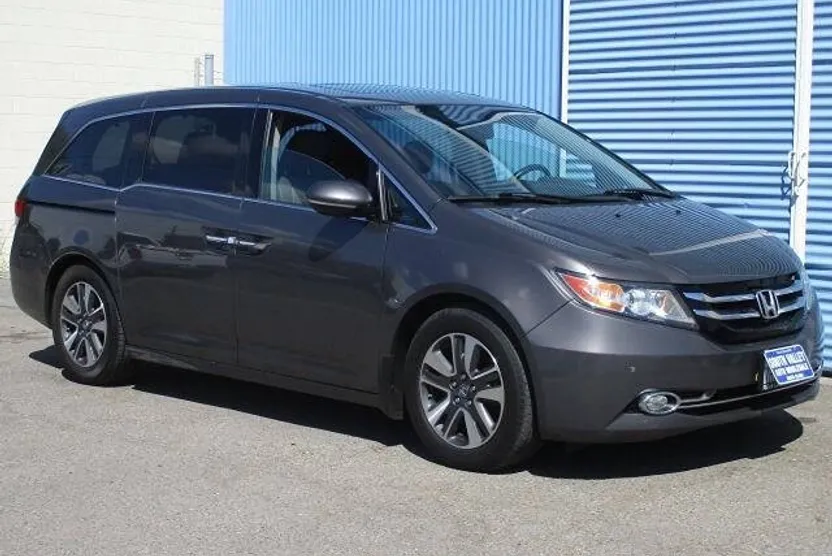 2015 Honda Odyssey Touring photo 1